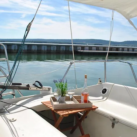 Love hotel Nuit Sur Un Voilier *